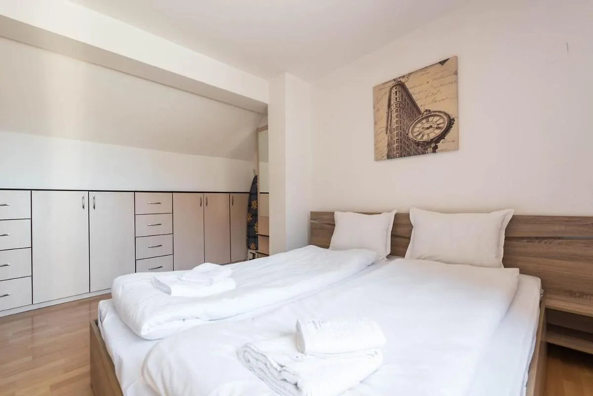 Cozy Space Near Grand Mall Varna Apartment