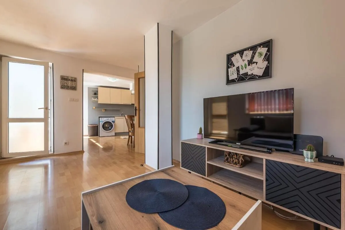 Cozy Space Near Grand Mall Varna 0*,